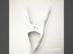 Aplicação de uma pinça de mola metálica para trabalho de madeira e cenários